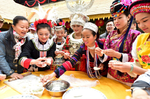 （多年来政府有关部门每年都组织为在深过年的青工们一起包饺子过新年。 岑志利 摄）